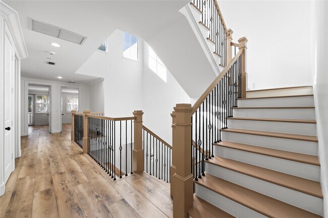 Building Photo - 218 NE 15th Ave