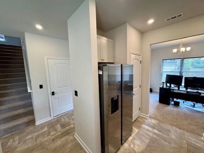 Building Photo - UP TO $500 OFF ONE MONTH!
