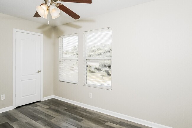 Building Photo - 3 Bedroom on Bermuda Lakes Drive