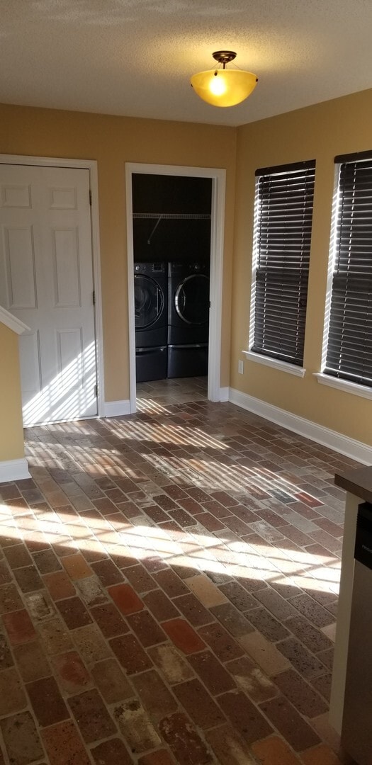 Building Photo - Beautiful Home Near Downtown Matthews