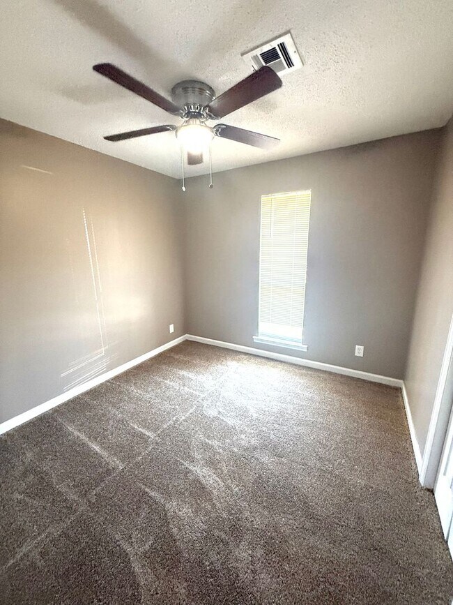 Building Photo - ** 3 Bed 2 Bath located off Wares Ferry ro...