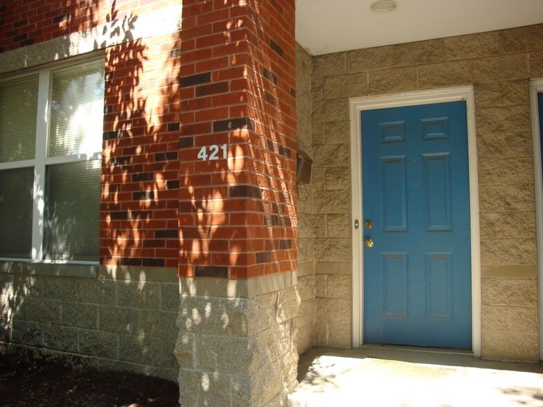 Building Photo - 421 N Sarah St