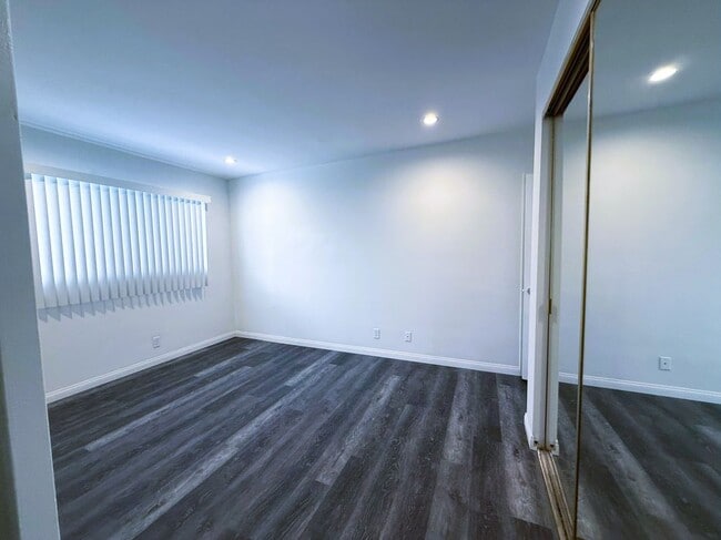Building Photo - 525 Fischer, 1