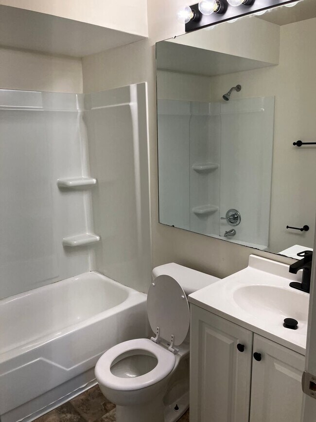 Building Photo - Convenient & Newly Updated 1-Bedroom Apart...