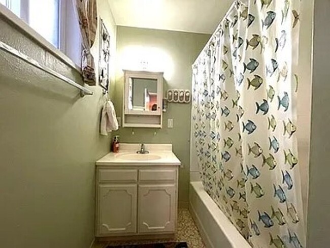 Building Photo - Long Beach Peninsula 2 bedroom Home w/ Hot...