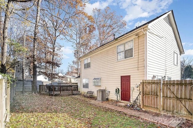 Building Photo - 2027 Killarney Pl