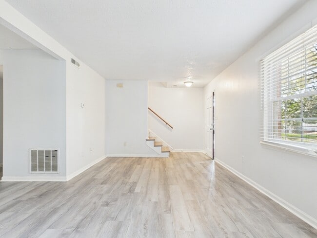 Building Photo - 8811 Hunter Ridge Dr
