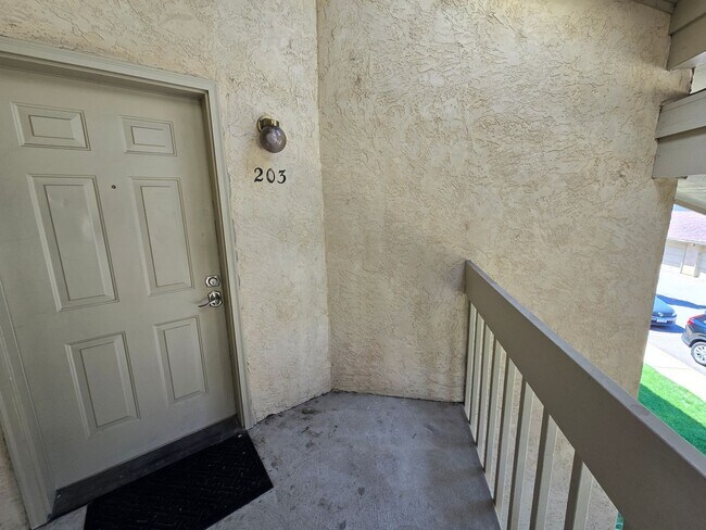Building Photo - Beautifully Renovated, Top Floor, 2 Bedroom 2 Bath East Boulder Condo for Rent!