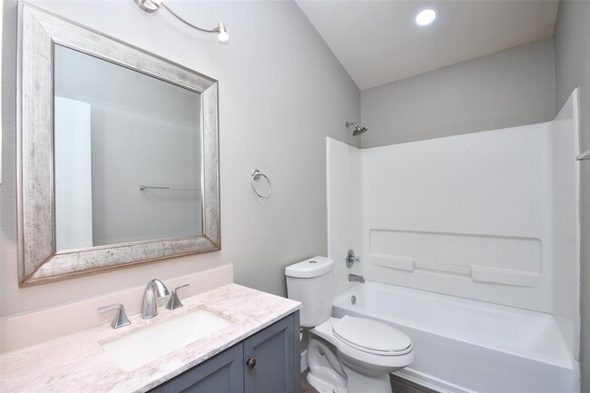 Building Photo - 24406 Lakecrest Village Dr