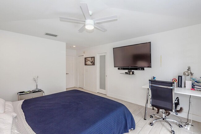 Building Photo - 16931 SW 5th Ct