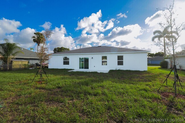 Building Photo - 2061 SE Mantua St