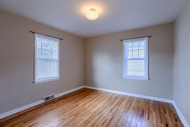 Building Photo - Charming 2 Bedroom With Spacious Living In Benson!!
