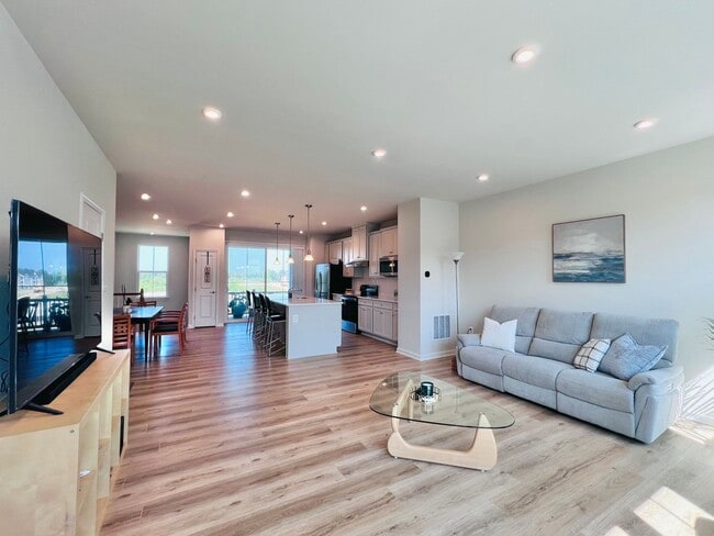 Building Photo - MINUTES TO VRE AND ALL THE CONVENIENCES OF...