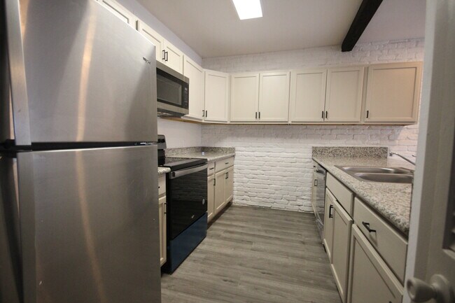 Building Photo - 1208 Houston St