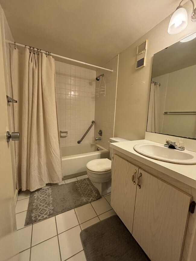 Building Photo - 120 Hibiscus Woods Ct