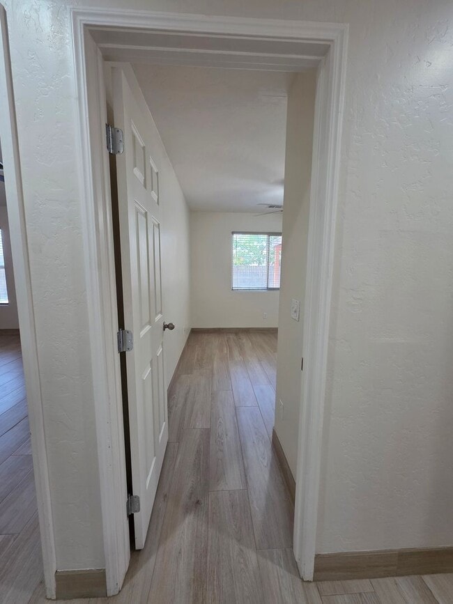 Building Photo - 3 bedroom 2 bathroom in NW Visalia!