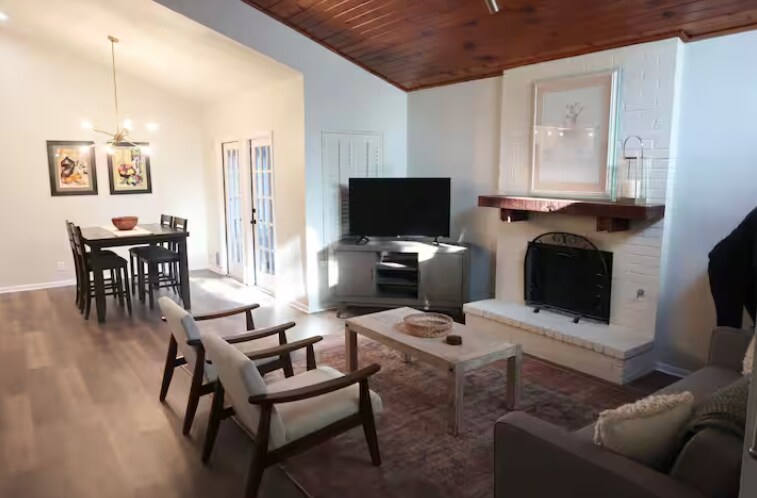 Building Photo - 15218 Bent Moss St