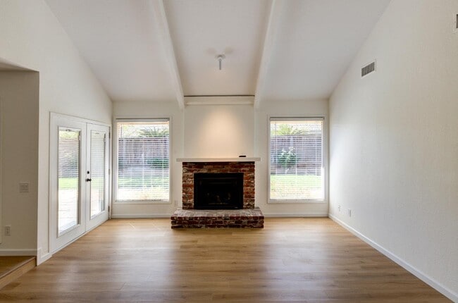 Building Photo - 1067 W Sierra Ave