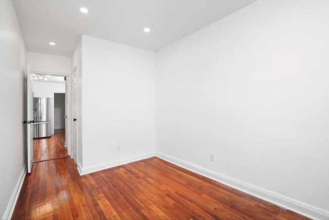Building Photo - 3038 Kingsbridge Terrace