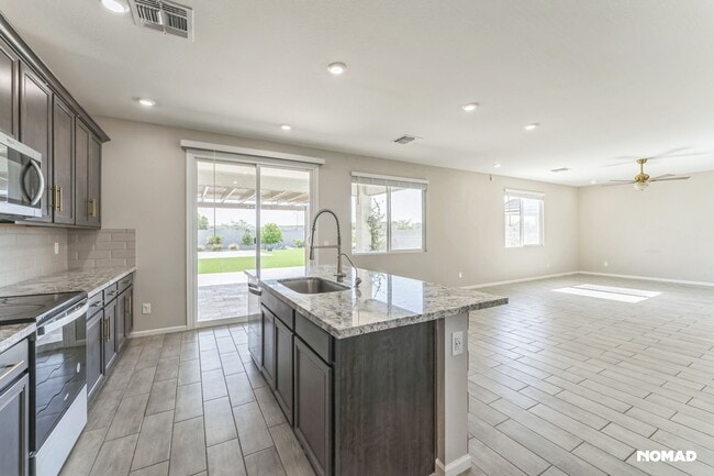 Building Photo - Spacious 5BR House in Casa Grande