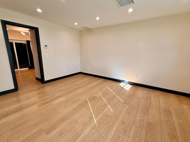 Building Photo - 7309 Yarmouth Ave