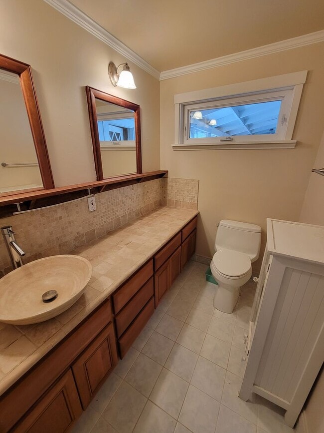 Building Photo - Adorable Downtown Duplex / 2 Bedroom 1 Bath