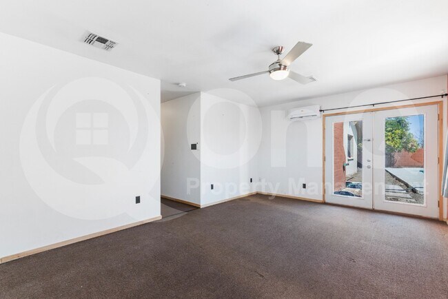 Building Photo - 3907 S Farmer Ave