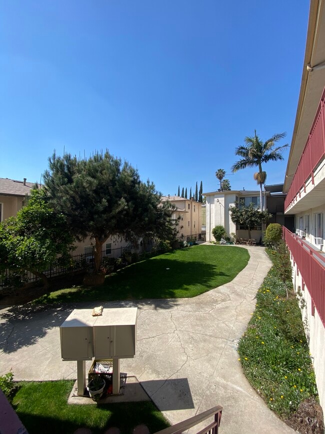 Building Photo - 1635 N Hobart Blvd