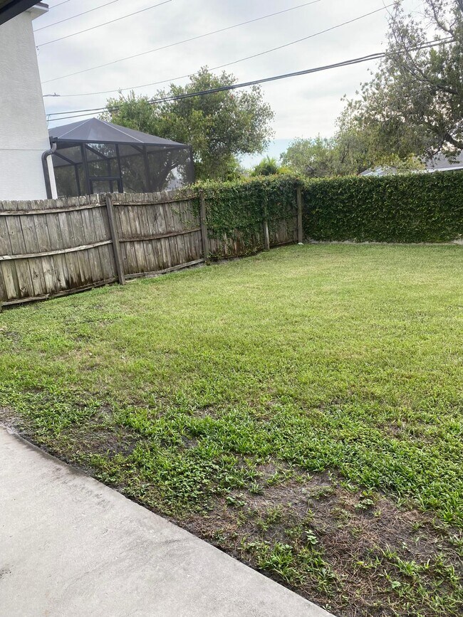 Building Photo - 1341 Flaxwood Ave