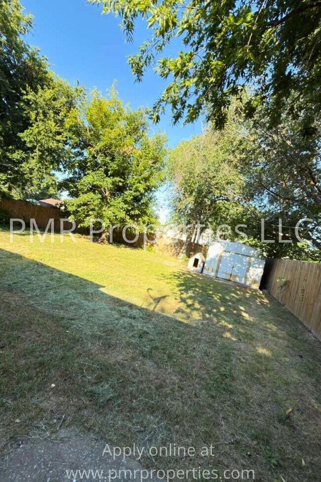 Building Photo - 3 Bedrooms / 1.5 Bathrooms House