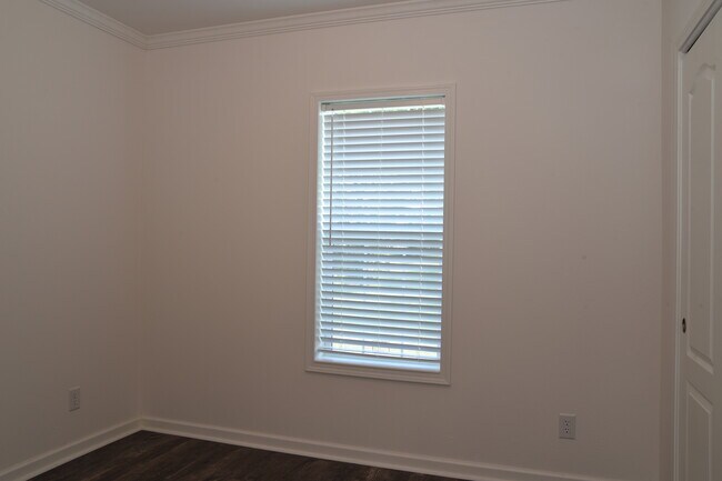 Building Photo - 1902 W Gleneagles Rd