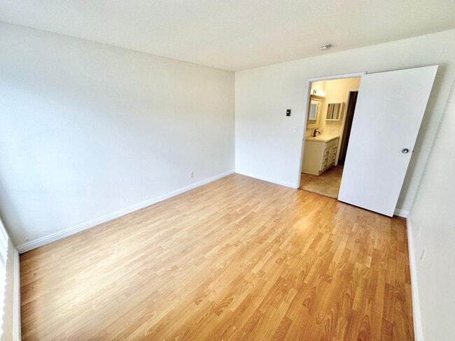 Building Photo - Spacious 1 Bedroom Condo on PCH