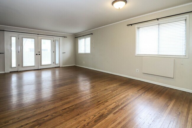 Building Photo - Darling 3 Bedroom With Hardwood Floors!