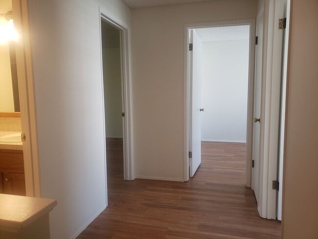 Building Photo - Spacious Townhouse with Two Car Garage!
