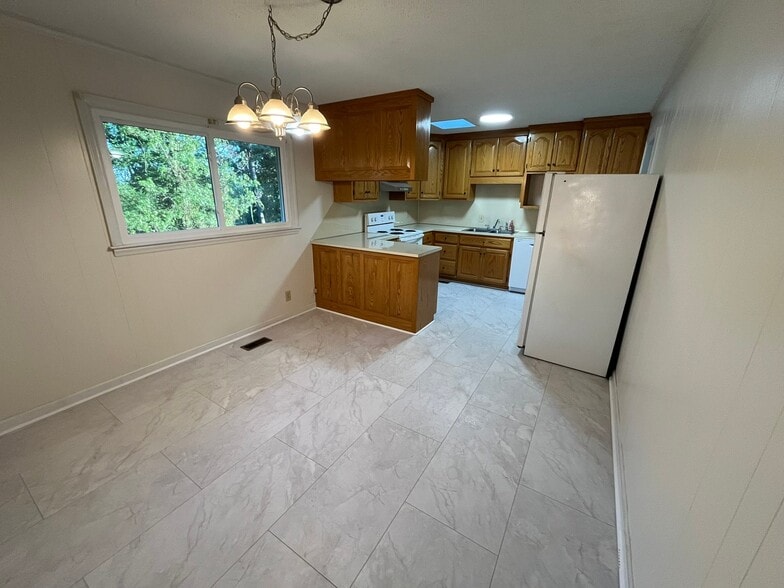 Building Photo - 2417 Landis Dr