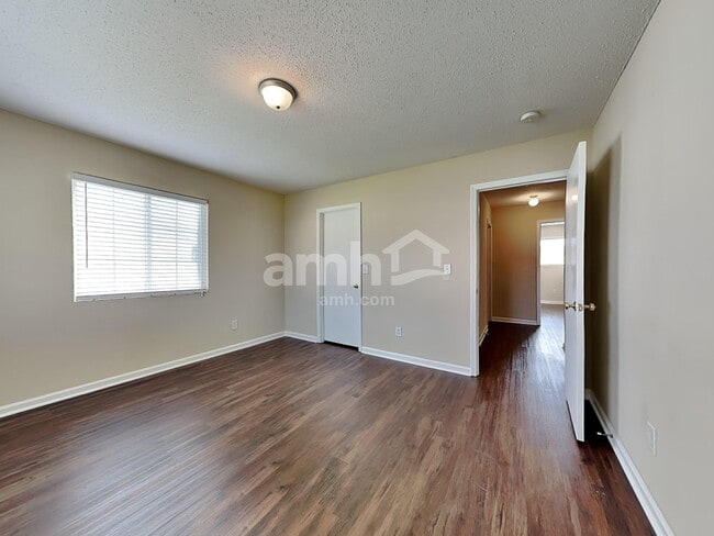 Building Photo - 819 Caledon Dr