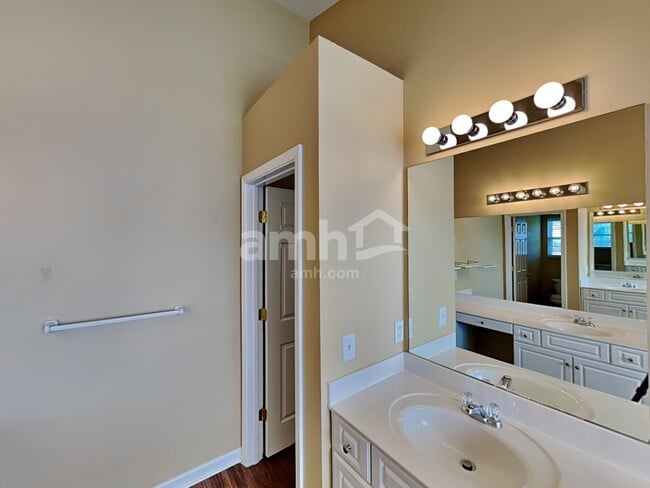 Building Photo - 104 Lance Park Cir