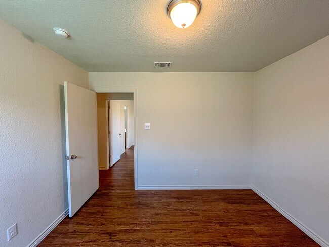 Building Photo - 1517 Justin Lp