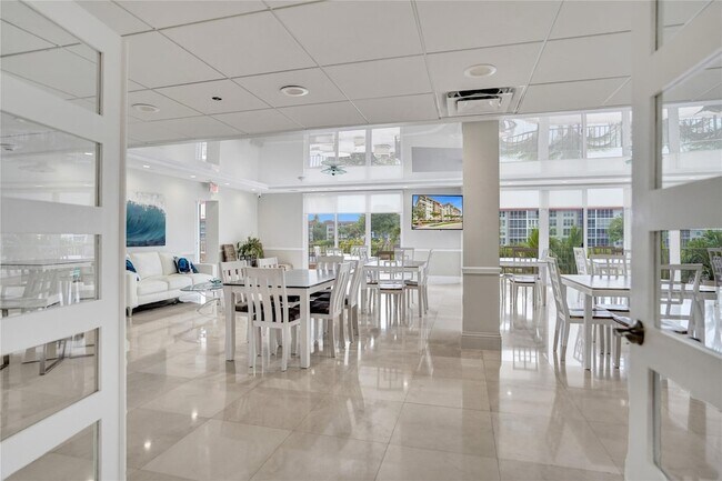 Building Photo - 1150 Hillsboro Mile Unit 1016