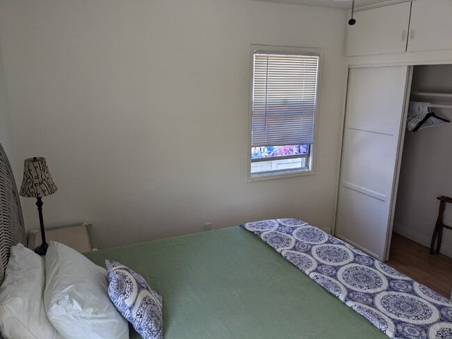 Building Photo - Beachy, Upgraded 1 Bed / 1 Bath – Just 49 ...