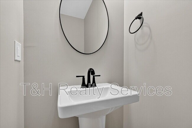 Building Photo - 623 W 39th St
