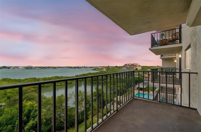 Building Photo - 7050 Sunset Dr S