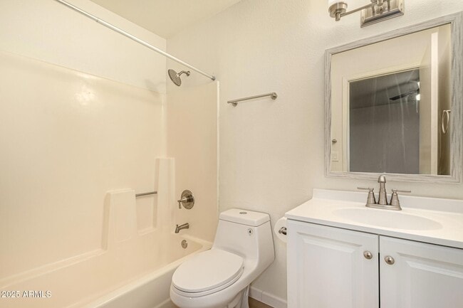 Building Photo - 461 W Holmes Ave