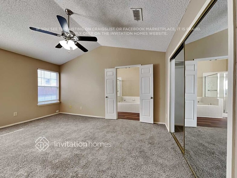 Building Photo - 2060 Camelot Dr