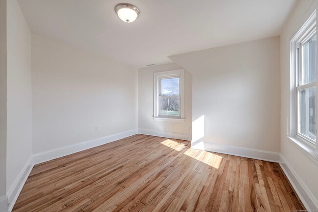 Building Photo - 11 Pine Ridge Rd