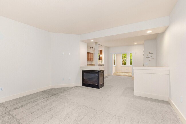 Building Photo - Updated 2 Bedroom 2 Bath Redmond - 1 Car Detached Garage