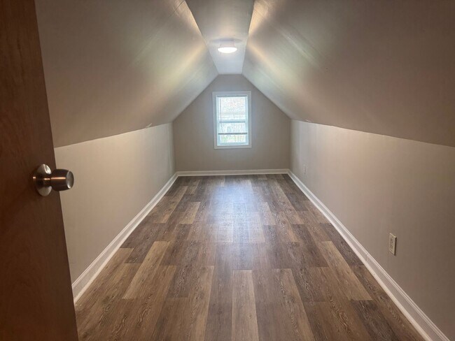 Building Photo - 3 Bedroom 1 Bath, Single Family Home, Lyell - Otis Neighborhood!