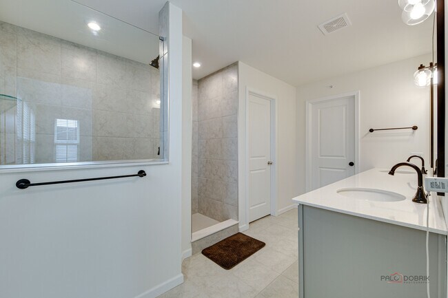 Building Photo - 121 Yorktown Ct