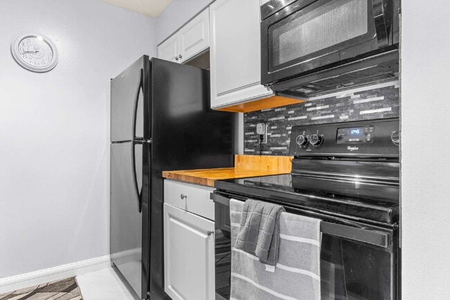 Building Photo - Chic & Cozy 2-Bed, 2-Bath Condo Retreat in Heart of Tampa