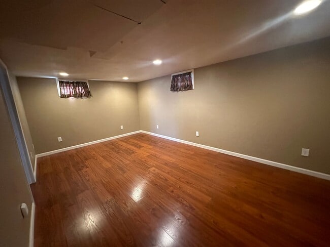 Building Photo - Four Bedroom, Two Bathroom, Pet Friendly H...